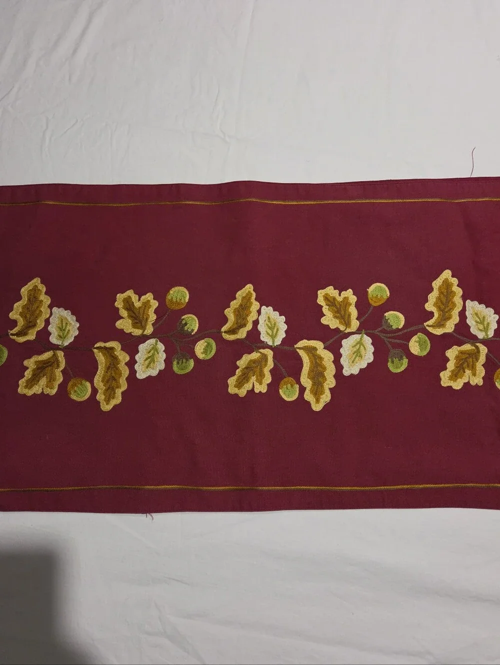 Williams Sonoma Oak Leaf Acorn Embroidered Maroon Tanle Runner 16